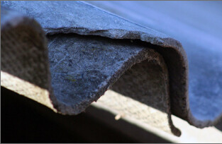 Béton cellulaire, terre cuite, eternit, isolation de laine de verre et minérale